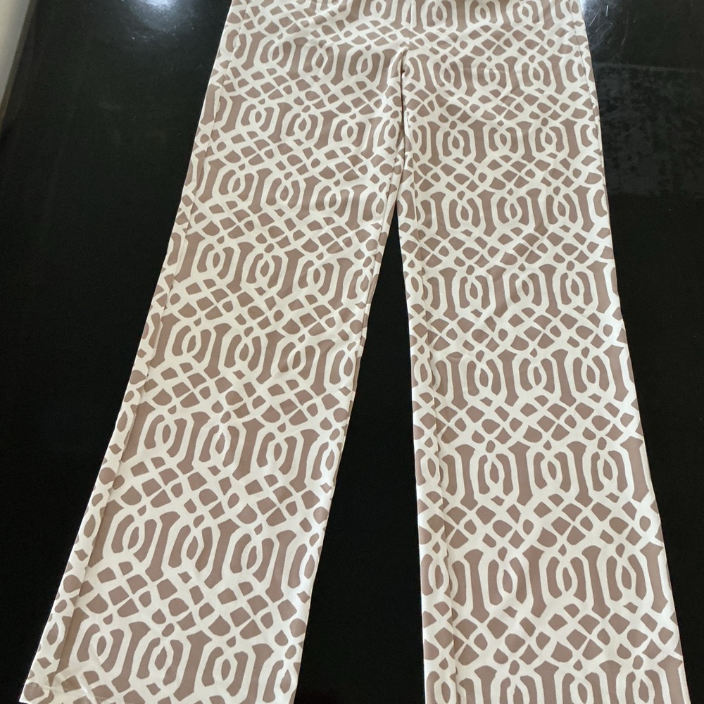 J McLaughlin pull on pants, size M, cream,tan,stretchy,comfortable,zipper pocket